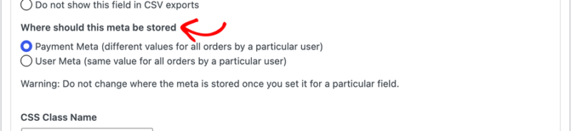 Modulo delle impostazioni del gestore campi del checkout: 'Dove devono essere archiviati questi meta' con opzioni radio 'Meta Pagamento' (selezionato) e 'Meta Utente'; avviso sulla modifica della posizione di archiviazione; campo 'Nome Classe CSS' sottostante.