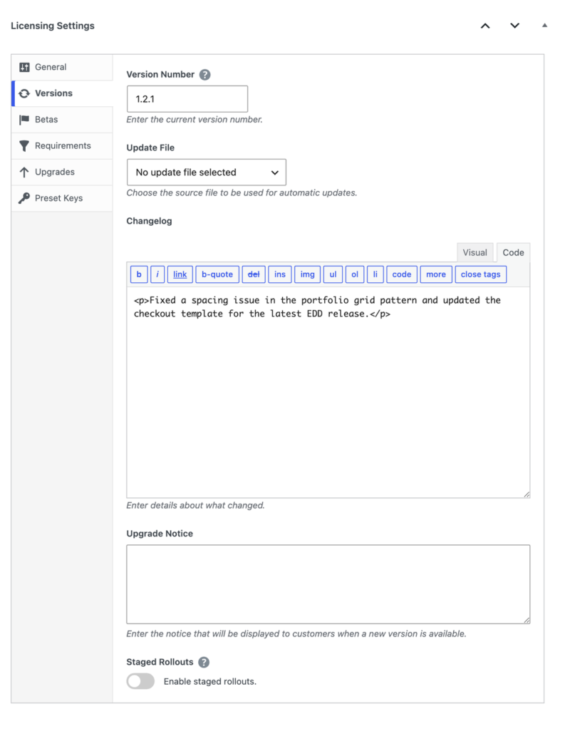 edd-licensing-settings-versions – Easy Digital Downloads Painel de Configurações de Licenciamento com Versão 1.2.1, opção Arquivo de Atualização, Changelog e editor de código contendo uma nota de correção.